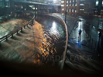 Urmările Uraganului Sandy: Guvernatorul statului New Jersey nu are în continuare curent electric acasă (Imagine: Mediafax Foto/AFP)