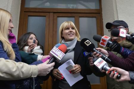 Direcţia Naţională Anticorupţie informează că procurorii au dispus reţinerea Elenei Udrea şi că va fi prezentată miercuri Înaltei Curţi de Casaţie şi Justiţie cu propunere de arestare preventivă pentru 30 de zile.