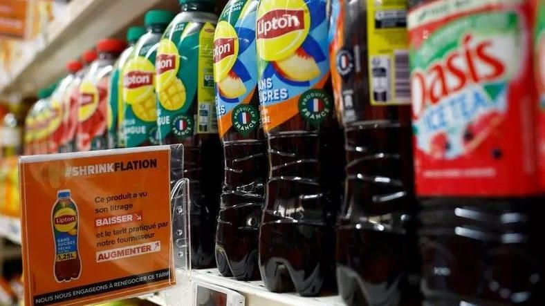 Сеть супермаркетов Carrefour во Франции начала предупреждать о «шринкфляции».