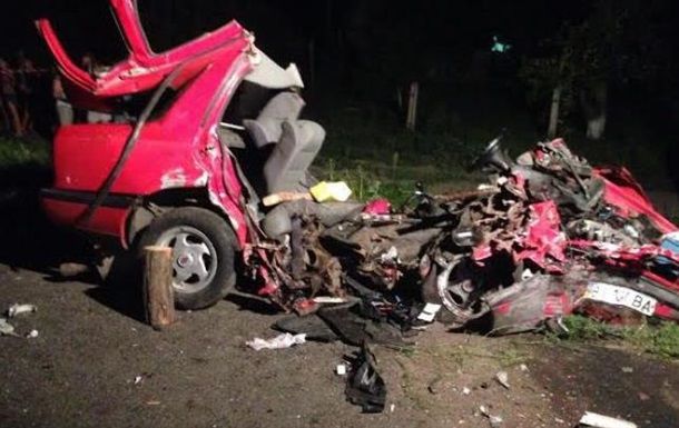 Авария произошла около 20:00 в воскресенье, 26 июля, на 320-м километре трассы Киев — Харьков.