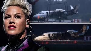 Самолет певицы Pink загорелся при посадке в Дании.