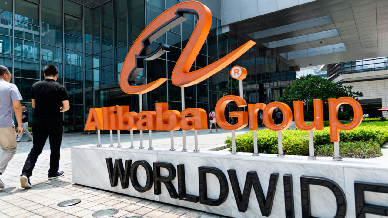 Акции Alibaba подешевели в США на 11% после снижения прогноза доходов.