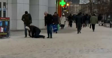 Жители Бухареста жалуются на заснеженные и обледеневшие тротуары.