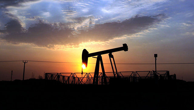 Мировые цены на нефть в понедельник утром опускаются примерно на 0,5% после того, как вступили в силу санкции США против Ирана.