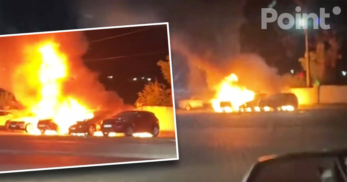 Incendiu într-o parcare din localitatea Goianul Nou: Patru automobile au ars în totalitate.