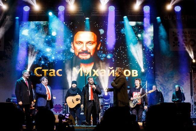 На концерт Стаса Михайлова в Бельцах пришли 12 тысяч человек.