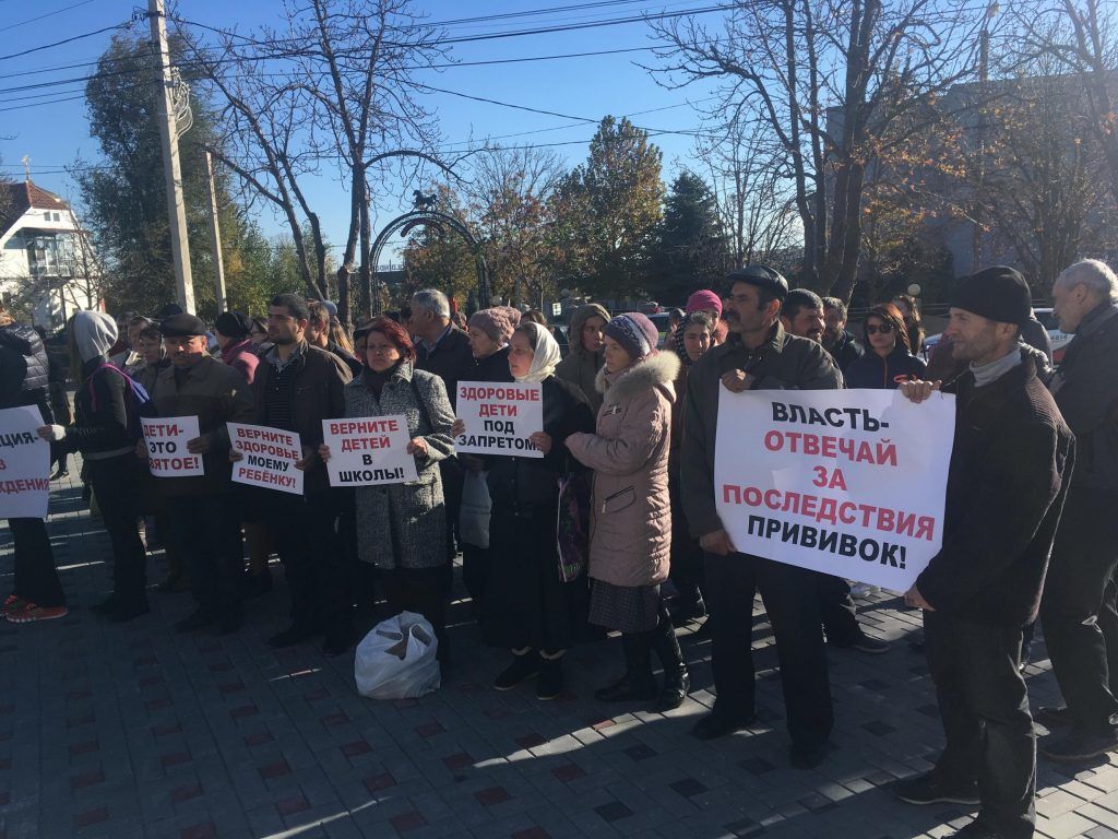 Перед зданием Исполнительного комитета Гагаузии проходит митинг против принудительной вакцинации.