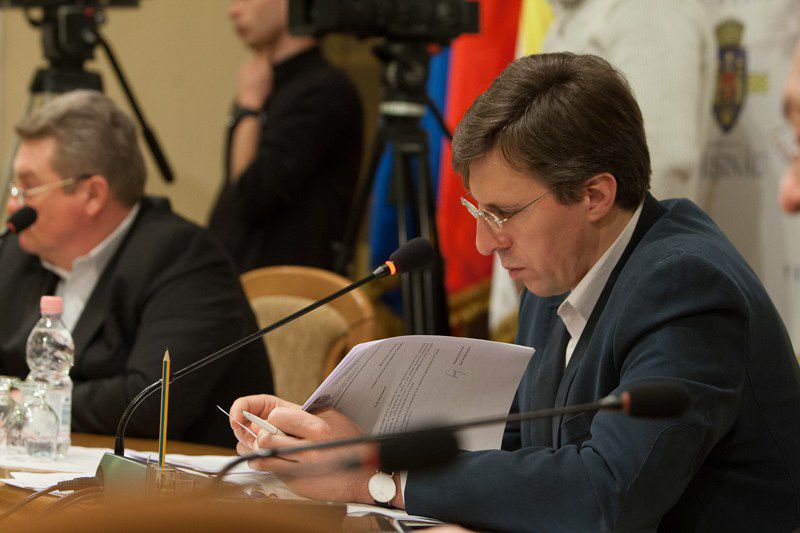Столичный мэр при посредничестве адвоката подписал несколько документов.