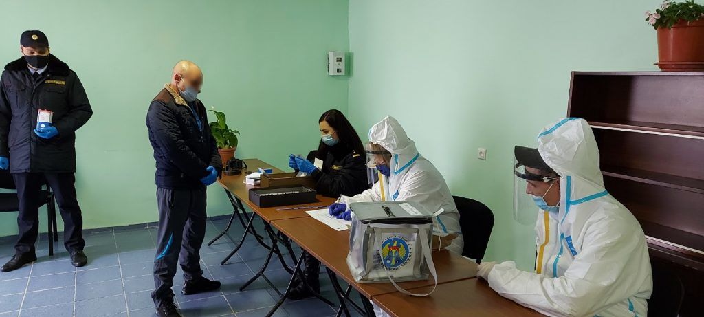 Заключенные, инфицированные COVID-19, также воспользовались своим правом голоса.
