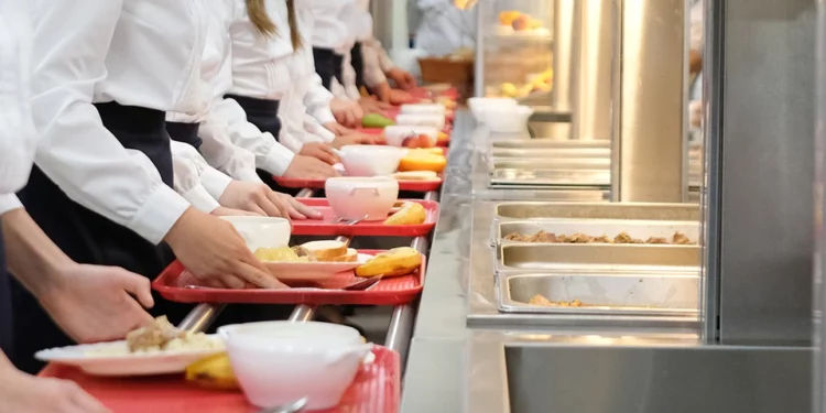 Studiu: Alimentația gratuită în școli reduce numărul suspendărilor de la ore.