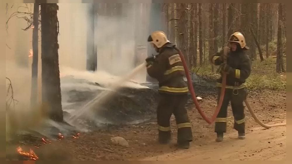 В России Якутск заволокло дымом. Спасатели тушат лесные пожары с воздуха.