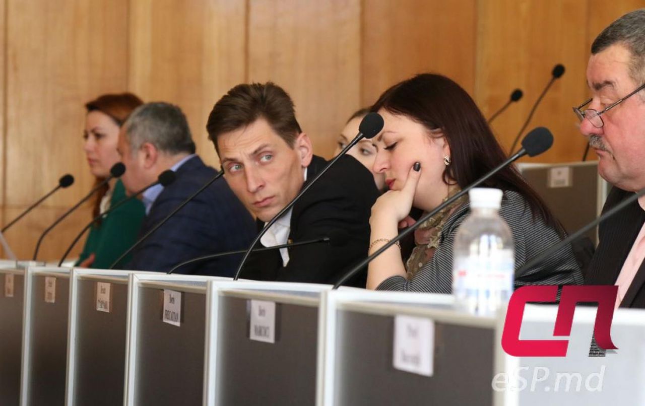 Впервые зал для заседаний был оборудован микрофонами.