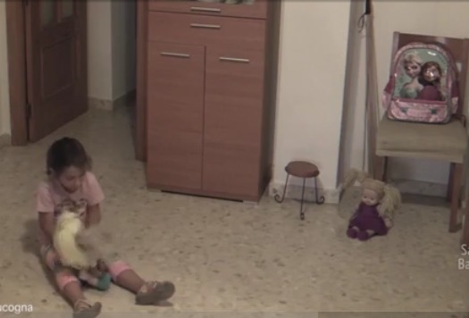 Сеть напугало видео с ожившей куклой и движущейся мебелью.