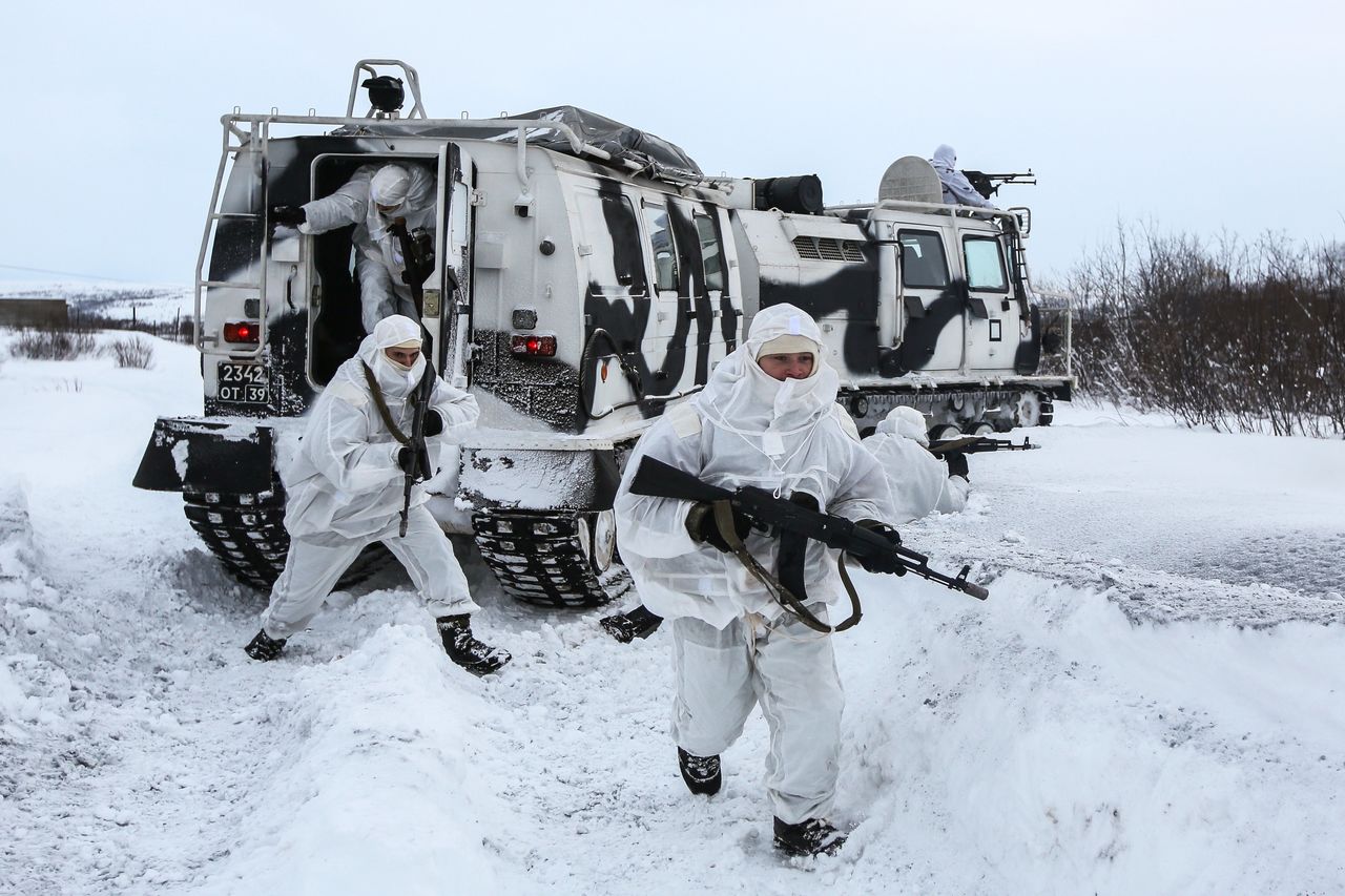 В Арктике начались крупные военные учения.