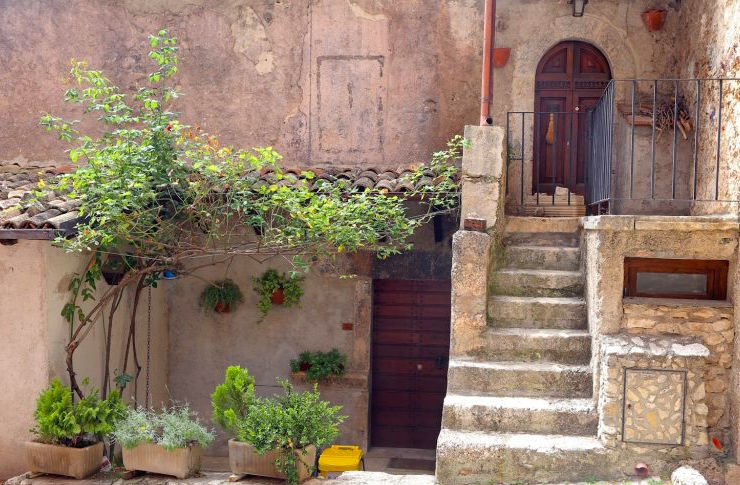 Un sat din Italia va plăti pentru mutare: Locuitorii noi vor primi locuință și un loc de muncă.