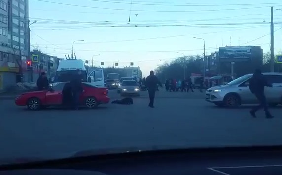 Шоферу пришлось вступить в неравный бой с двумя крепкими оппонентами.