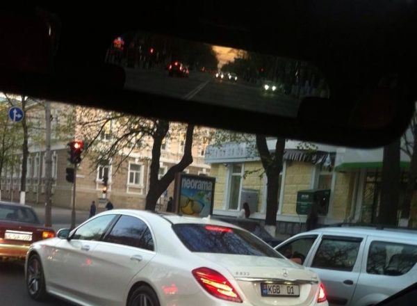 Totodata, placutele cu numar de inmatriculare eliberate anterior raman in vigoare pana la “transcrierea transmiterii dreptului de proprietate asupra vehiculului.”