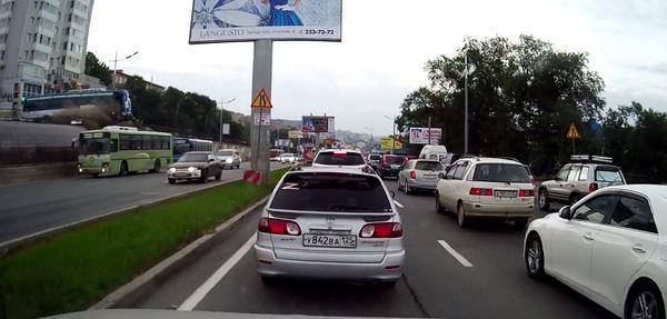 Во Владивостоке пассажирский автобус рухнул с 5-метровой высоты.
