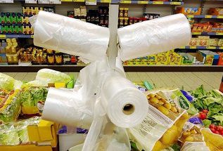În magazine a fost interzisă distribuirea gratuită a pungilor din plastic. 