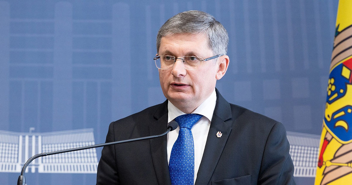 Igor Grosu a ieșit să discute cu profesorii care protestează.
