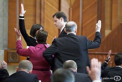 За проект закона проголосовали 52 депутата от правящей коалиции. 