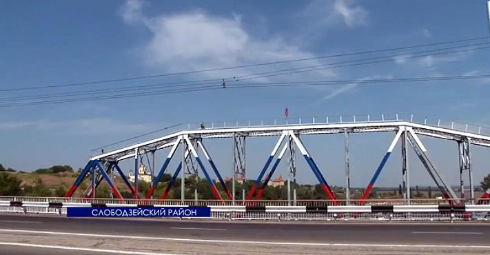 В последний раз мост красили еще в 2009 году.