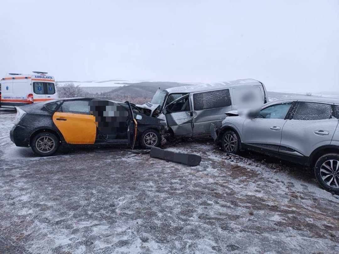 В Оргеевском районе произошло ДТП: один человек погиб, четверо пострадали.