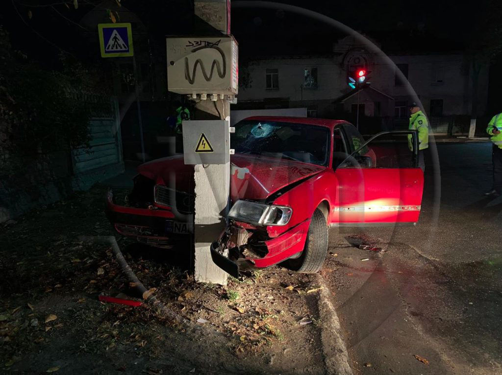 ДТП в Бельцах: автомобиль врезался в столб.