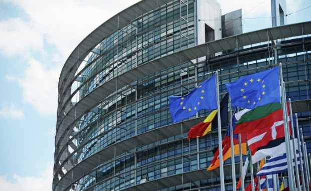 Европарламент одобрил санкции против Польши.