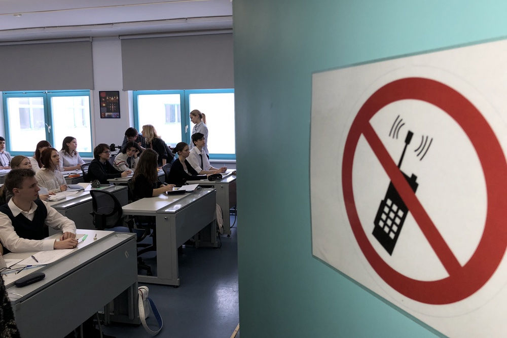 Secretară de stat, despre interzicerea dispozitivelor mobile în școli: Sunt pentru accesul la telefon în pauze.