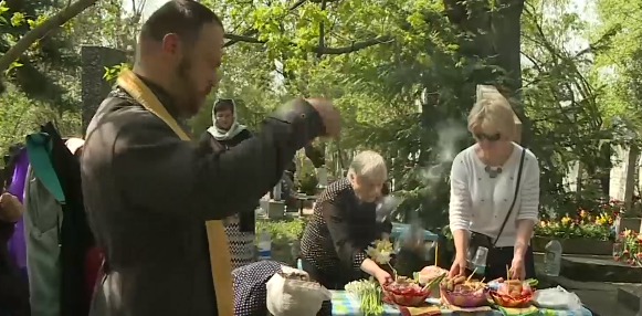Первый день Радоницы в Молдове прошёл без пышных застолий на кладбищах.