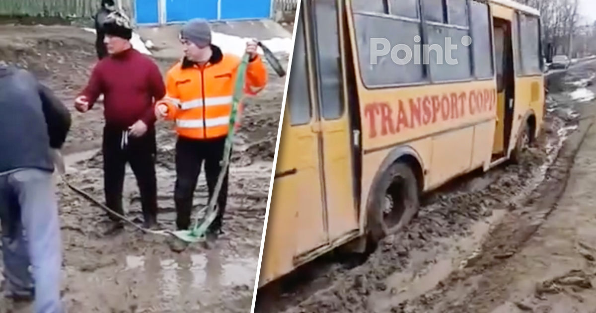 Un autobuz școlar a rămas blocat în noroi într-un sat din Cantemir.