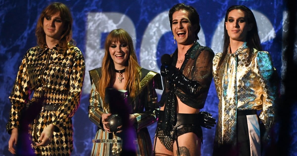 Солист группы Maneskin появился на премии MTV в чулках и трусах со стразами.
