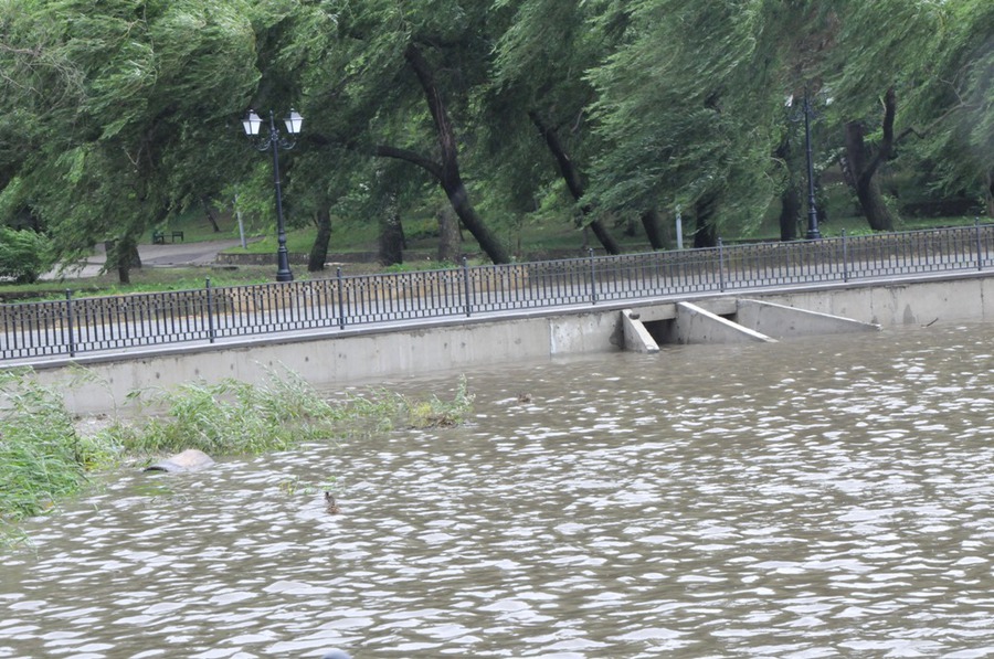  În urma ploilor de ieri, 30 iunie, nivelul apei în bazinul lacului din Parcul „Valea Morilor” a crescut cu cca 1 metru peste limita admisibilă.