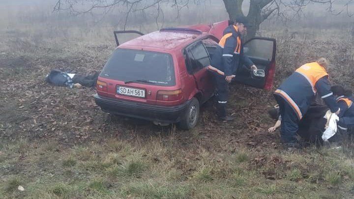 Легковушка врезалась в дерево в Резинском районе: есть жертвы.