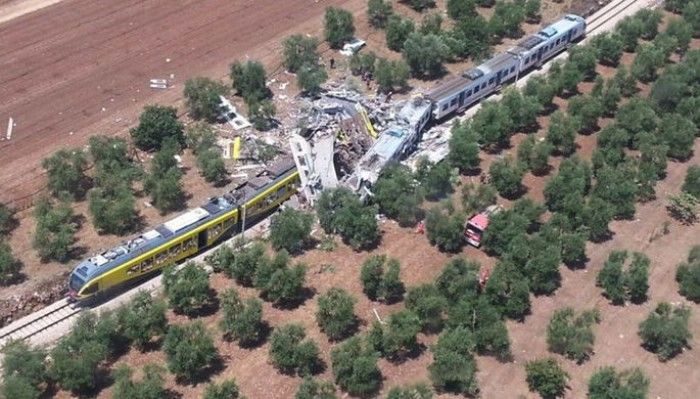 Cel puți zece persoane și-au pierdut viața în urma ciocnirii a două trenuri în provincia italiană Bari. Foto: repubblica.it