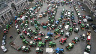 Fermierii pe tractoare din Paris au ajuns la Bruxelles. Foto: mbc.md