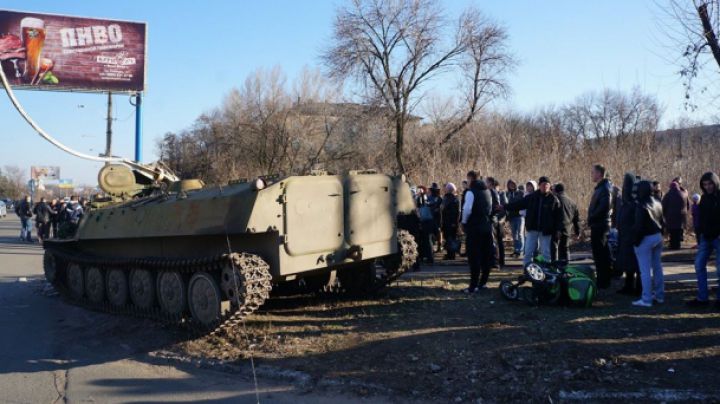 O cazarmă a militarilor ucraineni din orașul Konstantinovka, regiunea Donețk, a fost incendiată noaptea trecută de localnici.