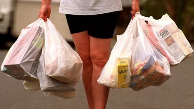 România interzice vânzarea pungilor din plastic