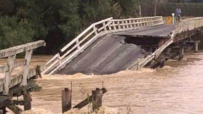 Ploi abundente în Noua Zeelandă: Un pod s-a prăbuşit în râu