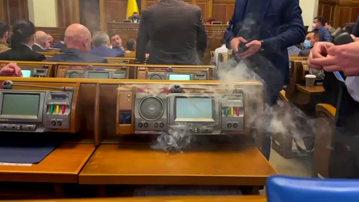 В Раде Украины отменили заседание: загорелся пульт для голосования.