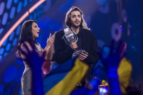 Câștigătorul Eurovision 2017 are o inimă nouă.