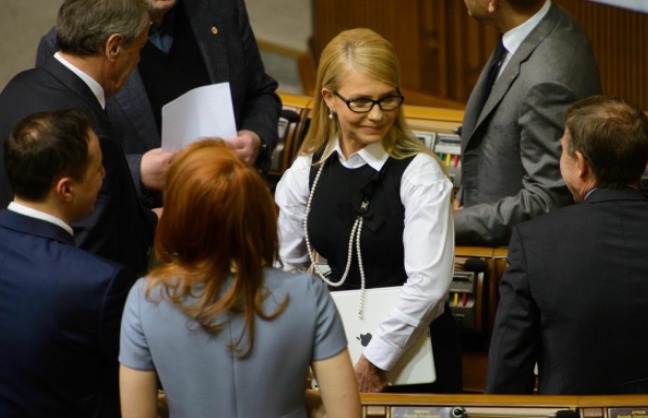 Депутат распустила косу и надела очки.