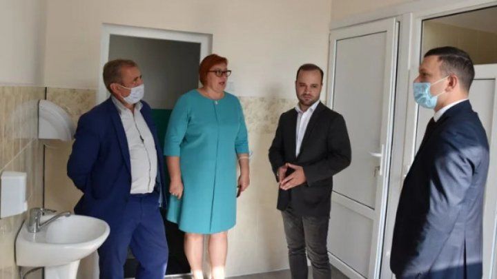 Директор гимназии в Хилиуць готова понести наказание за нарушения во время открытия туалета.