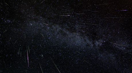 Pentru a putea vedea meteorii nu aveți nevoie de instrumente astronomice. Foto: radiovacanta.ro