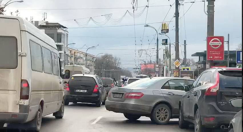На Рышкановке изменились правила парковки автомобилей.