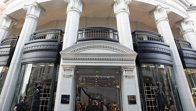 Модный дом Versace отказался от использования натурального меха. Фото: AFP
