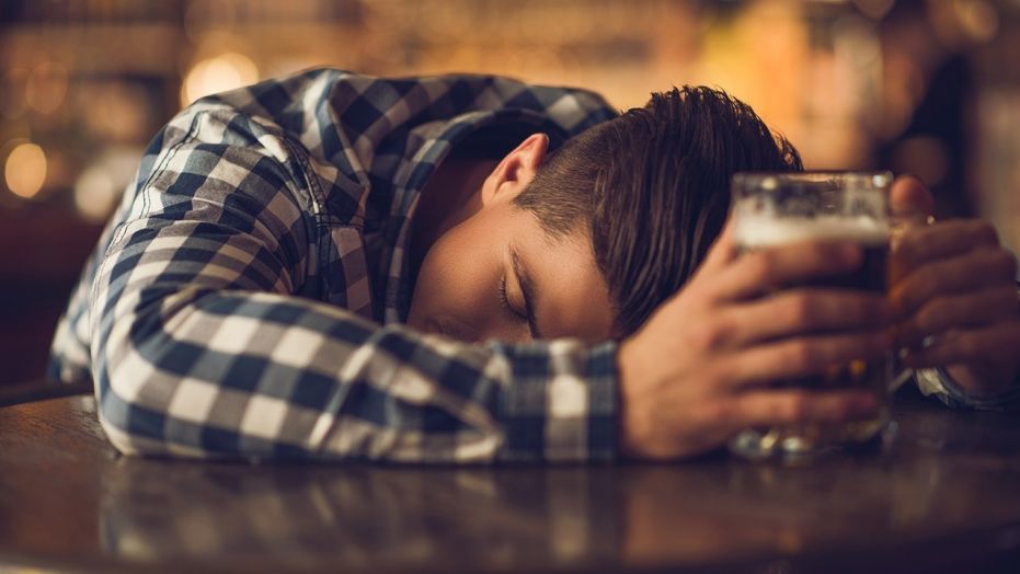 Raport: Care bărbați sunt primii în topul european la consumul excesiv de alcool