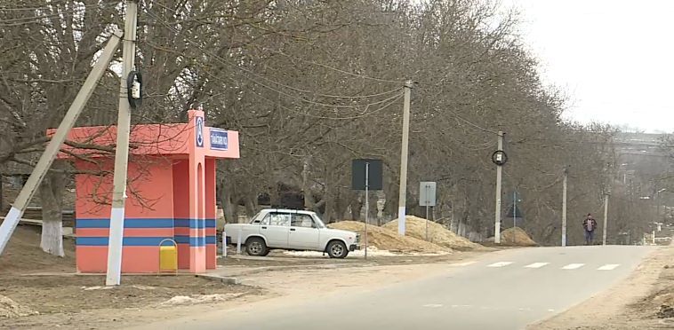 Жители коммуны Тэнэтарий Ной добираются до райцентра на попутках.