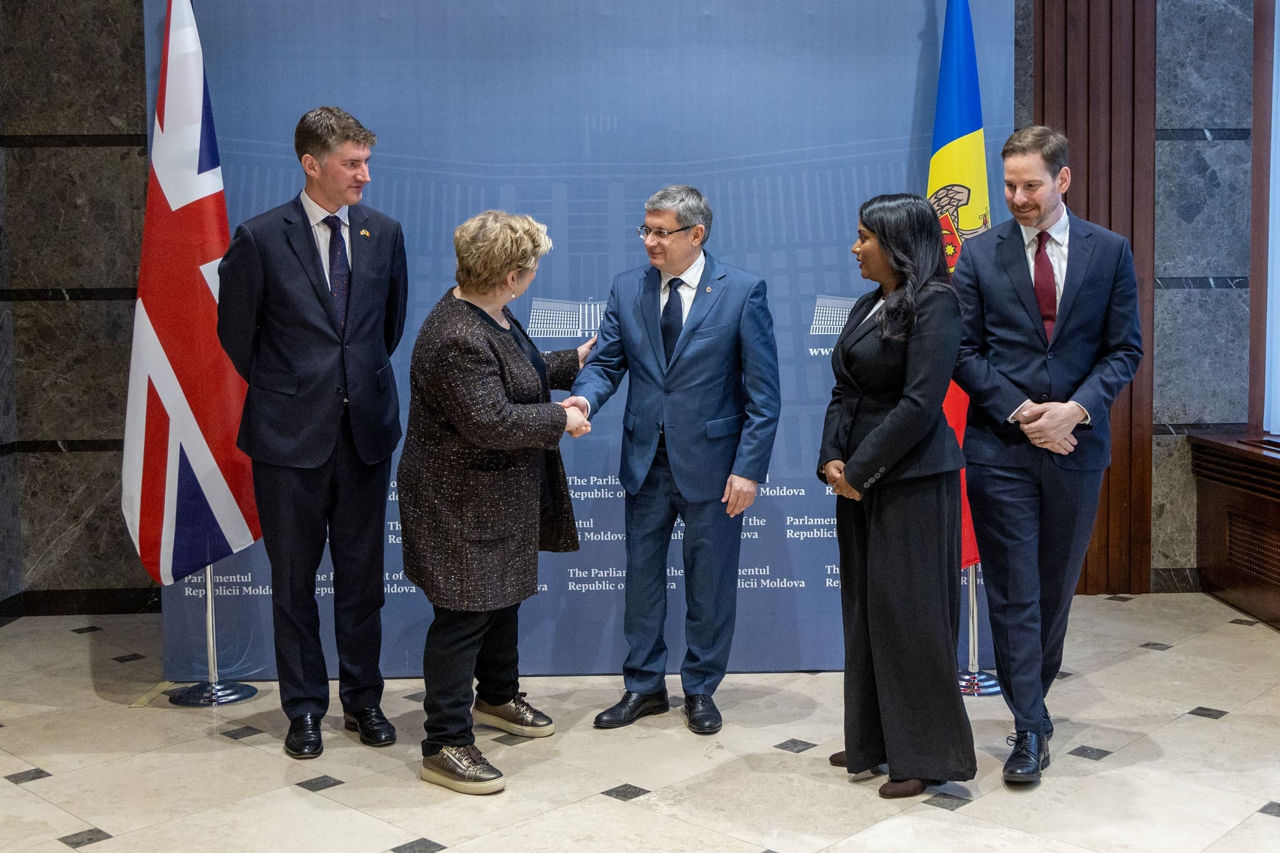 Grosu s-a întâlnit cu oaspeții britanici și a discutat despre combaterea dezinformării.
